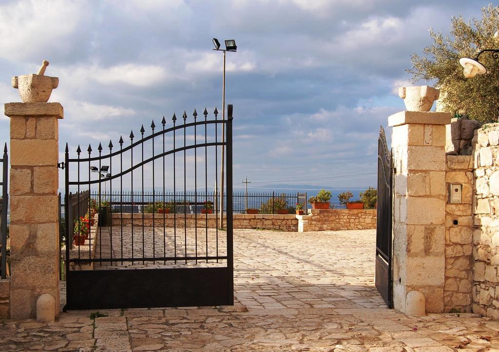 קומיסו Agriturismo Tenuta Margitello מראה חיצוני תמונה